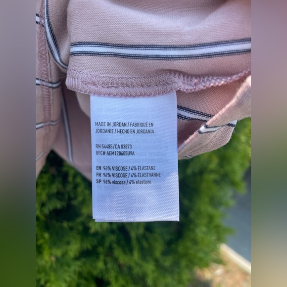 Tags still on, summer top - Picture 4 of 6